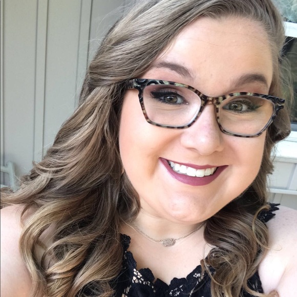 Meet your Posher, Gloria - Picture 1 of 1